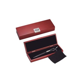 Tijeras de peluquería, modelo profesional, de metal plateado presentadas en un estuche rectangular de madera rojo con interior negro y paño de limpieza.