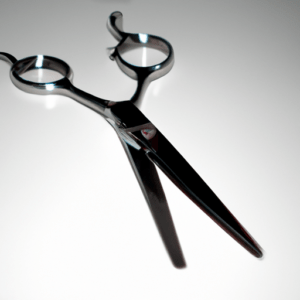 Tijeras profesionales de peluquería de acero pulido con asas en forma de anillo sobre un fondo claro y sombra suave.