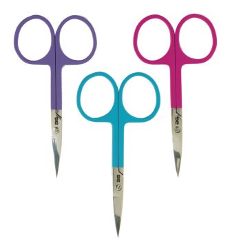 Tijeras pequeñas de punta fina en tres colores (morado, turquesa y rosa) sobre fondo blanco, con mangos ergonómicos y hojas metálicas brillantes, alta calidad y apariencia exclusiva.