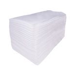 Bloque rectangular de toallas de papel blancas apiladas con bordes ondulados y textura uniforme visible, sugerente de uso 'profesional' y práctico.