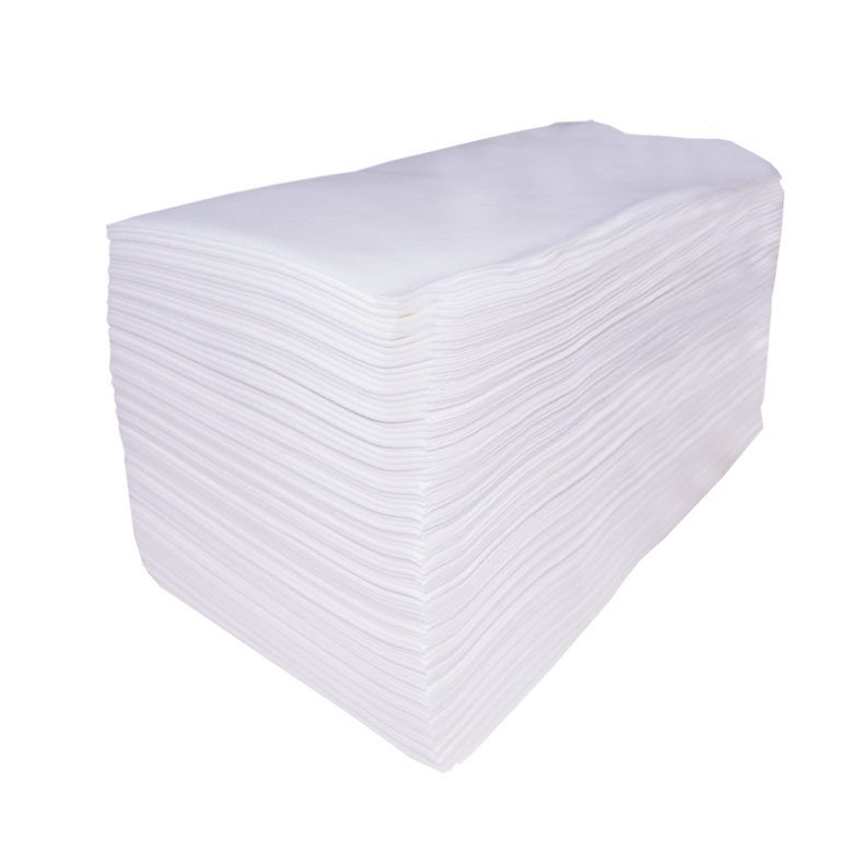Bloque rectangular de toallas de papel blancas apiladas con bordes ondulados y textura uniforme visible, sugerente de uso 'profesional' y práctico.