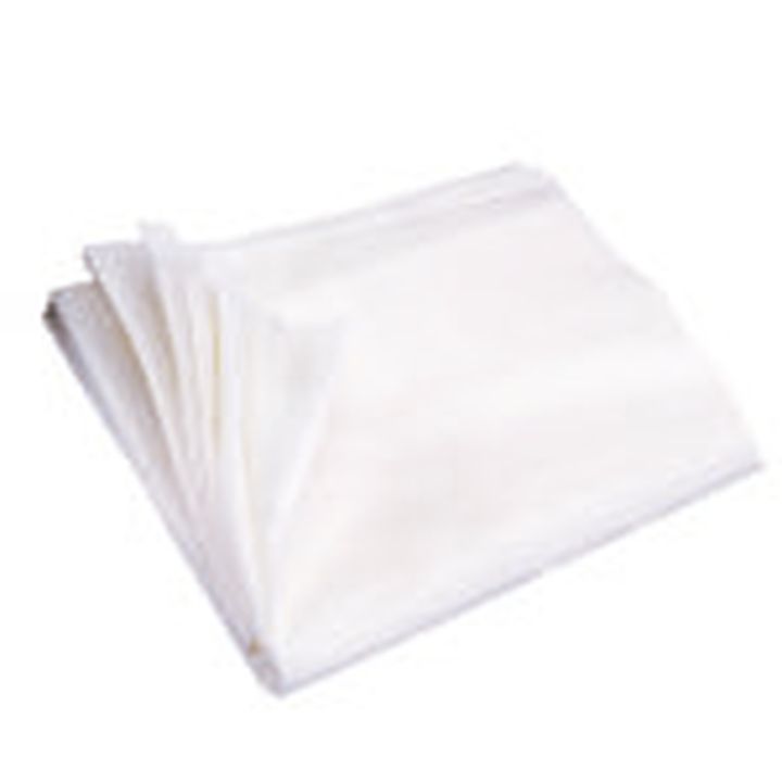 Pliegos de tela blanca doblados y apilados con pliegues nítidos y textura lisa, aspecto uniforme de alta calidad y apariencia autorizada.