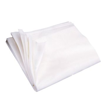 Pliegos de tela blanca doblados y apilados con pliegues nítidos y textura lisa, aspecto uniforme de alta calidad y apariencia autorizada.